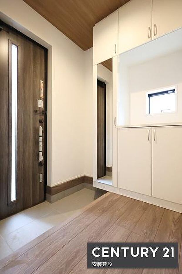 【 玄関 / entrance 】白を基調とした清潔感あふれる玄関は、間口が広く開放的な空間空間に広がりを感じられるミラー付シューズボックス完備