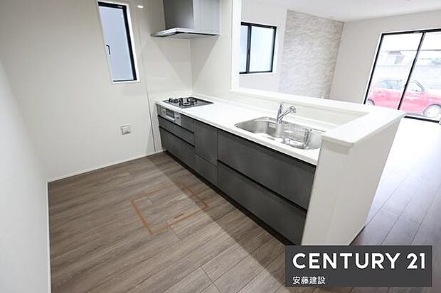 【 キッチン / Kitchen 】リビングを見渡せるオープンキッチンで、お料理の受け渡しもスムーズ!窓があり熱やにおいがこもりにくい設計