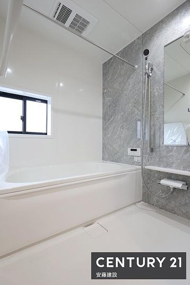 【 浴室 / Bathroom 】ゆったりと至福のバスタイムを過ごせそうな清潔感ある浴室浴室暖房乾燥機が備わっており換気しやすく、冬場は過度な温度差を防げます