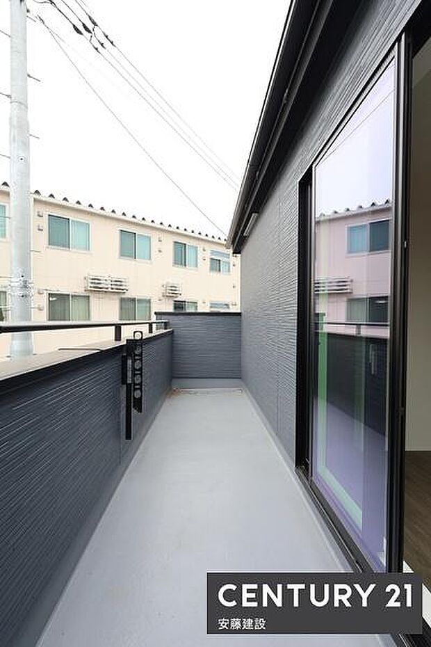 【 バルコニー / Balcony 】寝室から出入可能な南向きバルコニー!陽当り良好で洗濯物もしっかり乾きます
