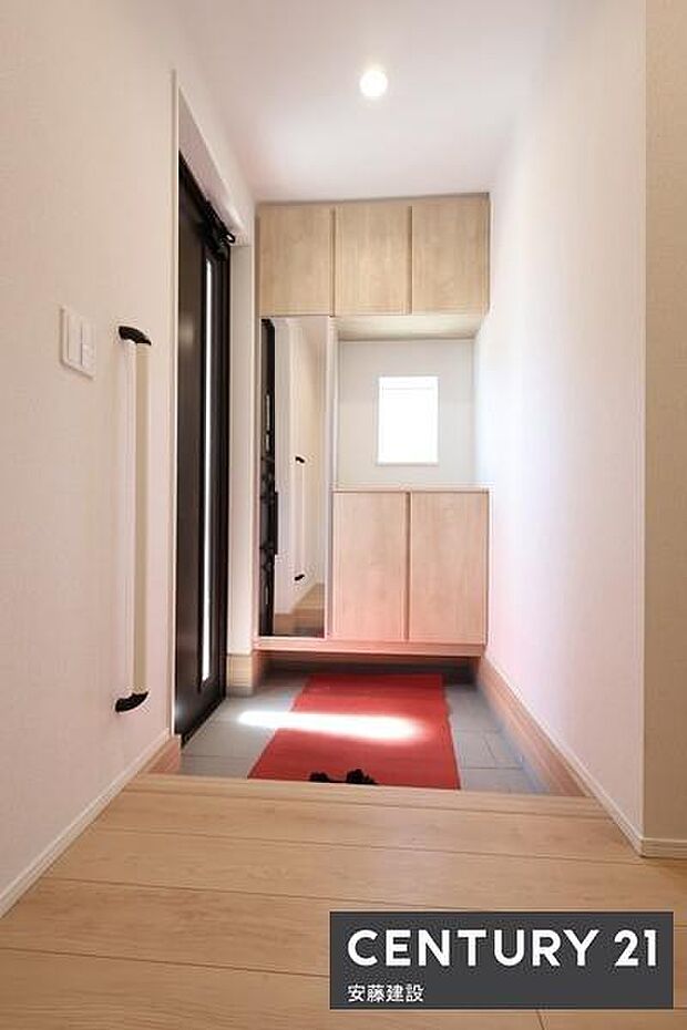 【 玄関 / entrance 】住む人を毎日見送り迎え入れる、落ち着いた雰囲気の玄関ミラー付シューズボックス完備で、空間に広がりを感じられるところも嬉しいポイント