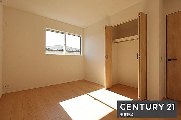 【 子供部屋 / 6.25帖 】明るくゆとりのある広さの洋室!クローゼット完備どんな家具にも合わせやすい白基調のお部屋です