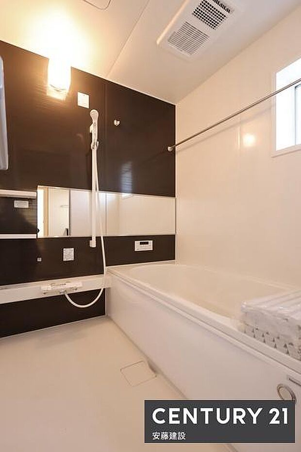 【 浴室 / Bathroom 】ゆったりと至福のバスタイムを過ごせそうな清潔感ある浴室ブースター循環ファン・浴室暖房機搭載で冬場の過度な温度差も防げます!