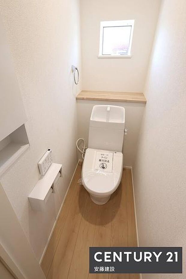 【 トイレ / toilet 】清潔的なウォッシュレット付きトイレちょっとした棚があるのも嬉しいポイント
