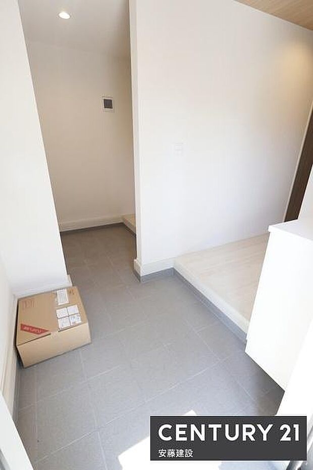 【 玄関 / entrance 】住む人を毎日見送り迎え入れる、清潔感のある玄関奥にはSICとWICがあり玄関周りで外出用意、帰宅後の片付けがすぐできる間取