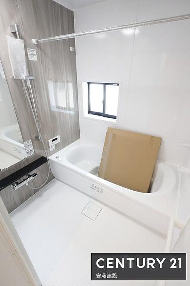 【 浴室 / Bathroom 】ゆったりと至福のバスタイムを過ごせそうな清潔感ある浴室