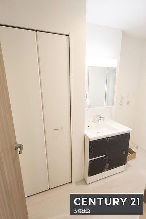 【 洗面所 / Washroom 】明るくゆとりある広さの洗面所バスタオルなども片付くリネン収納付き