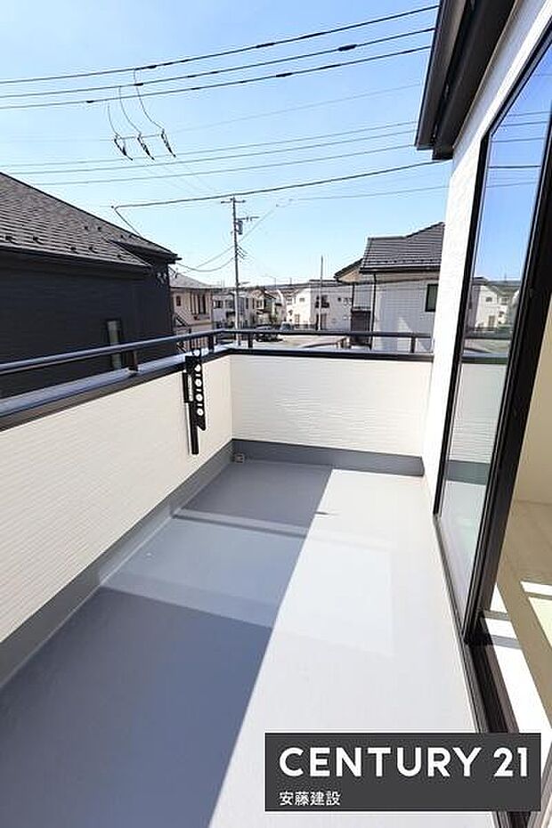 【 バルコニー / Balcony 】陽当良好な南東向きワイドバルコニー!