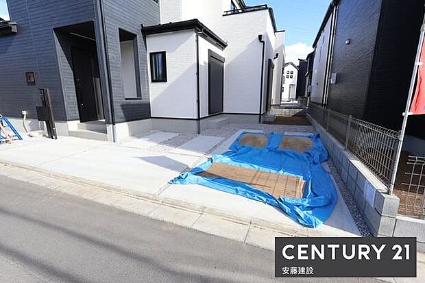 【 駐車場 / parking 】並列2台可能な駐車スペースご夫婦それぞれのお車をお家の前に停めることができます