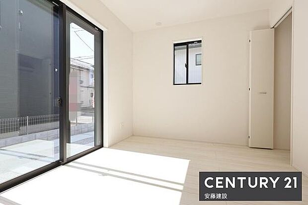 【 洋室 / 4.5帖 】リビング横の洋室は子どもの遊び場や家事、仕事スペースとしても使える空間