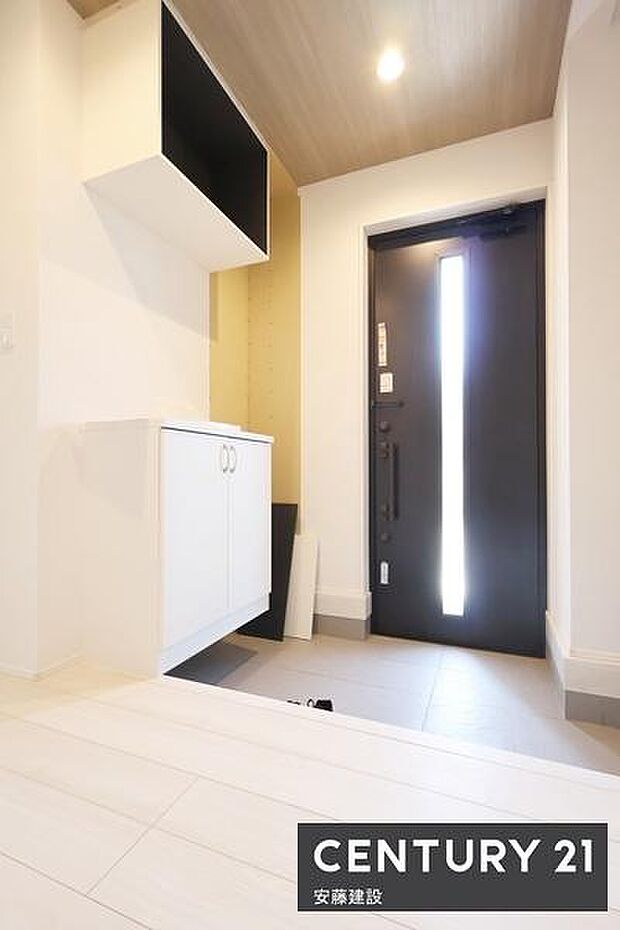【 玄関 / entrance 】住む人を毎日見送り迎え入れる、清潔感のある玄関