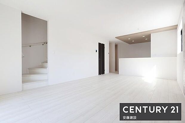 【 リビング / 18帖 】ダイニングテーブルとソファーを置いてもゆとりが生まれる空間家族の会話が自然と増えるリビングイン階段完備