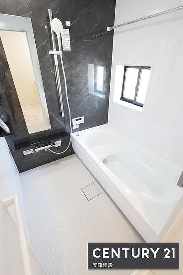 【 浴室 / Bathroom 】ゆったりと至福のバスタイムを過ごせそうな清潔感ある浴室