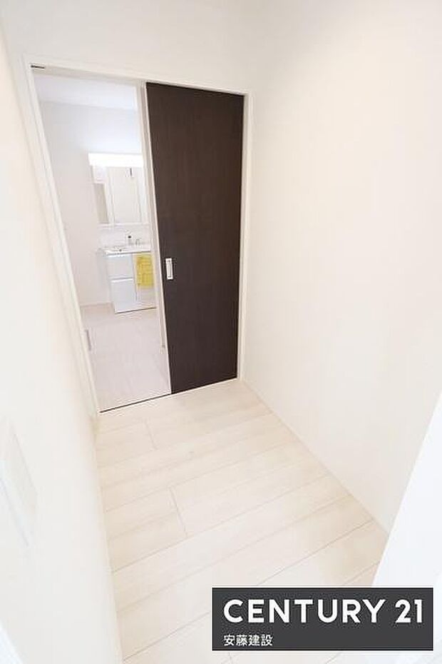 【 パントリー 】キッチン横に食料品や日用品を収納できるパントリー完備ウォークインスルーで洗面台へも移動可能