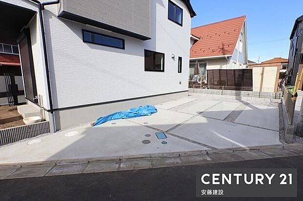 【　駐車場　/　parking　】並列2台可能な駐車スペースご夫婦それぞれのお車をお家の前に停めることができます