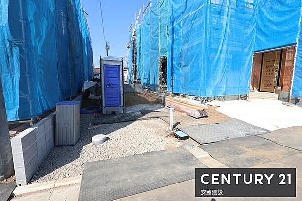 【 駐車場 / parking 】並列2台可能な駐車スペースご夫婦それぞれのお車をお家の前に停めることができます