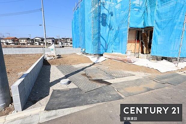 【 駐車場 / parking 】並列2台可能な駐車スペースご夫婦それぞれのお車をお家の前に停めることができます