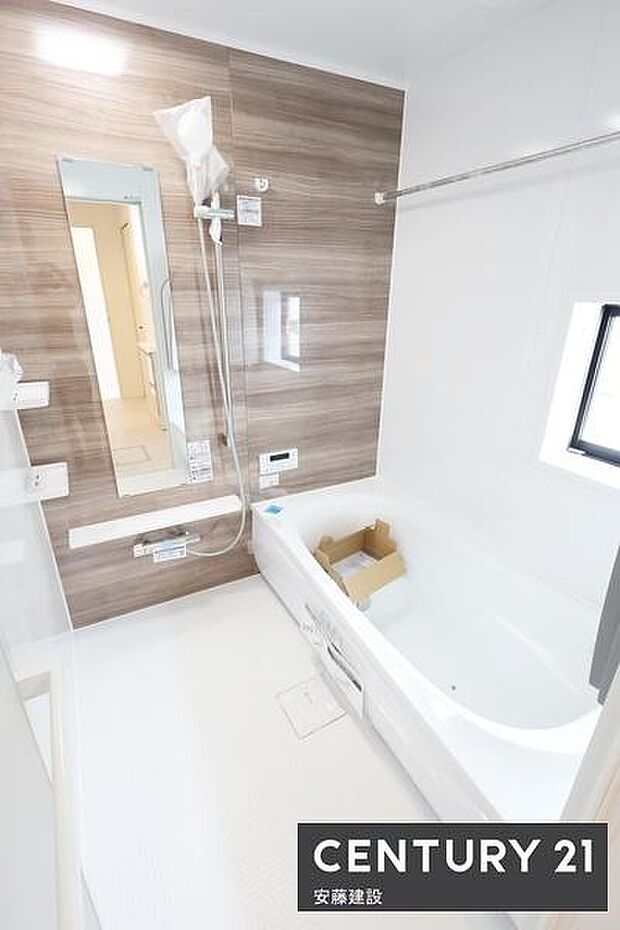【　浴室　/　Bathroom　】ホテルのような上質なデザインのシステムバス浴室暖房乾燥機が備わっており換気しやすく、冬場は過度な温度差を防げます