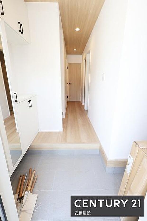 【　玄関　/　entrance　】住む人を毎日見送り迎え入れる、清潔感のある玄関散らかりがちな玄関もすっきり片付くシューズボックス完備！