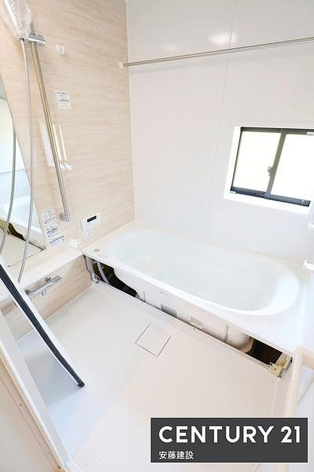 【　浴室　/　Bathroom　】ゆったりと至福のバスタイムを過ごせそうな清潔感ある浴室ホスクリーンが備わっており、雨の日でも部屋干し可能！