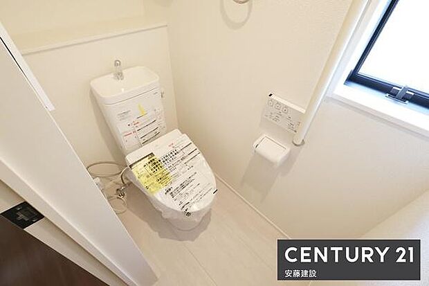 【　2階トイレ　/　toilet　】明るく清潔的なウォシュレット付きトイレ開閉がしやすい窓位置で換気や窓自体の掃除もしやすいのがポイント！