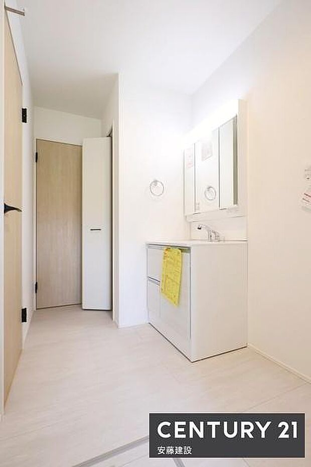 【　洗面所　/　Washroom　】清潔感溢れる洗面所は、家族みんなが快適に使えるよう配慮された回遊動線設計！バタバタしがちな朝の時間も、ゆとりをもって過ごせます
