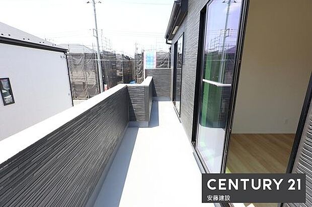 【　バルコニー　/　Balcony　】2部屋から出入り可能な南向きバルコニー！陽当りがよく洗濯物もしっかり乾きます