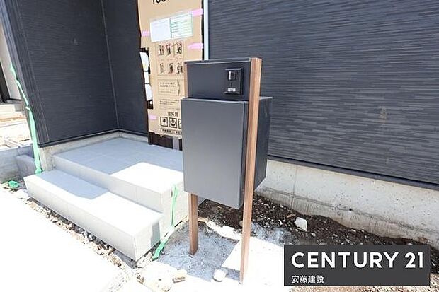 【　宅配ボックス　】忙しい日にも荷物が簡単に受け取れる宅配ボックス完備再配達の手間が省け、ネットショッピングを頻繁に利用する方や共働きのご家庭に大活躍です！