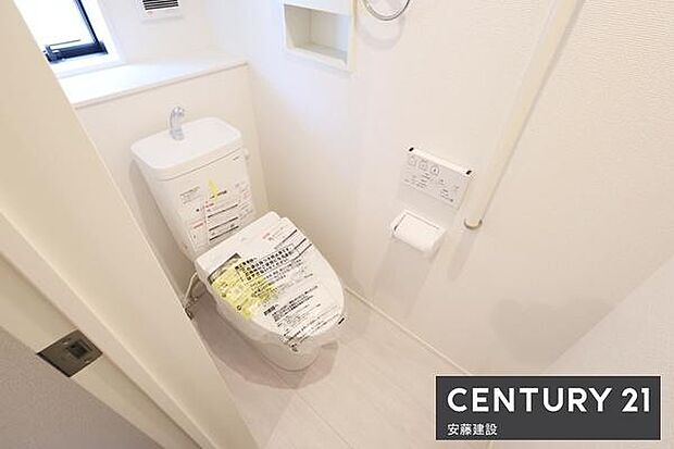 【　2階トイレ　/　toilet　】明るく清潔的なウォシュレット付きトイレ開閉がしやすい窓位置で換気や窓自体の掃除もしやすいのがポイント！
