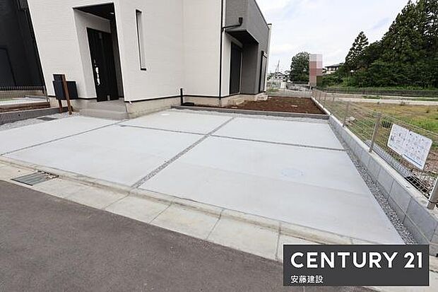 【　駐車場　/　parking　】並列2台可能な駐車スペースご夫婦それぞれのお車をお家の前に停めることができます