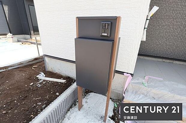 【　宅配ボックス　】忙しい日にも荷物が簡単に受け取れる宅配ボックス完備再配達の手間が省け、ネットショッピングを頻繁に利用する方や共働きのご家庭に大活躍です！