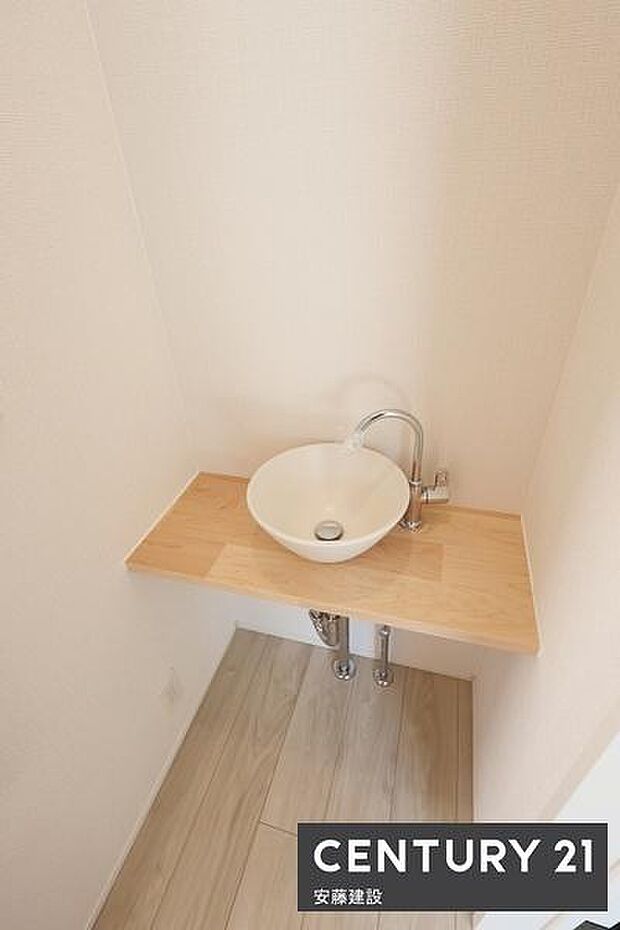 玄関ホールに手洗い場完備正面にトイレがあるため、帰宅時やトイレ後にすぐ手を洗えて便利