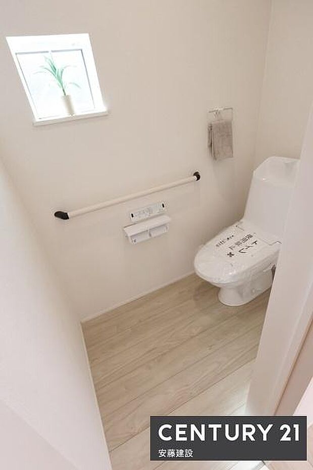 【 トイレ / toilet 】明るく清潔的なウォシュレット付きトイレゆとりある広さで使いやすさ良好