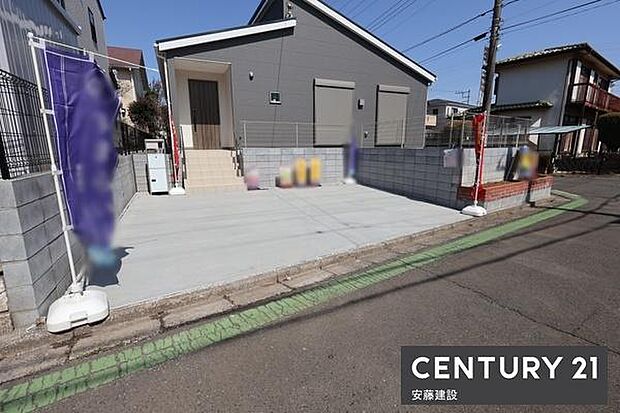 【 駐車場 / parking 】並列2台可能な駐車スペースご夫婦それぞれのお車をお家の前に停めることができます