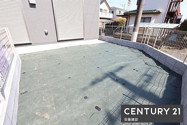 【 庭 / Garden 】暖かな南庭前面道路より高い位置にあるので洗濯物を干しても目立ちにくい設計