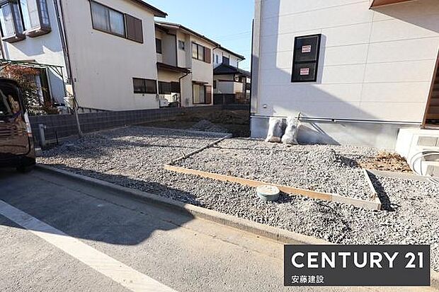 【　駐車場　/　parking　】並列2台可能な駐車スペースご夫婦それぞれのお車をお家の前に停めることができます