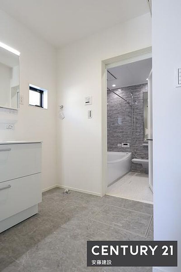 【　洗面所　/　Washroom　】清潔感溢れる洗面所は、忙しい朝もストレスフリーに身支度できそうな空間しっかり収納もできる独立洗面化粧台完備！