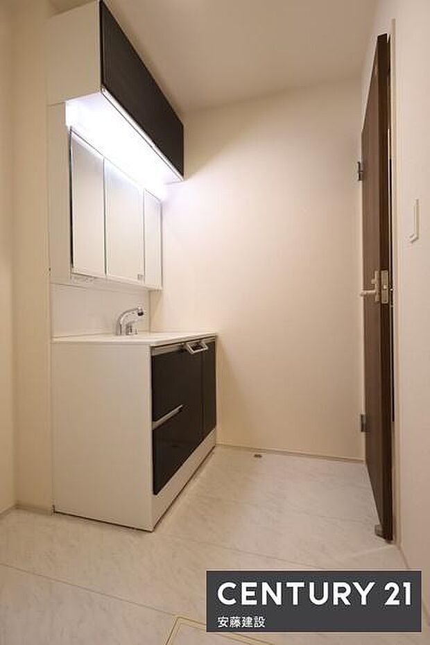 【　洗面所　/　Washroom　】清潔感溢れる洗面所は忙しい朝もストレスフリーに身支度できそうな空間収納力のある三面鏡独立洗面台完備！