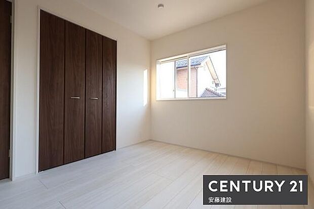 【　洋室　/　5.25帖　】明るくゆとりのある広さの洋室！クローゼット完備