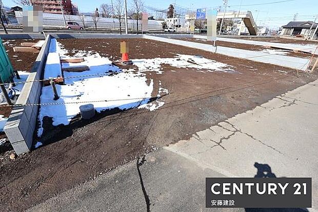 【 駐車場 / parking 】並列2台可能な駐車スペースご夫婦それぞれのお車をお家の前に停めることができます