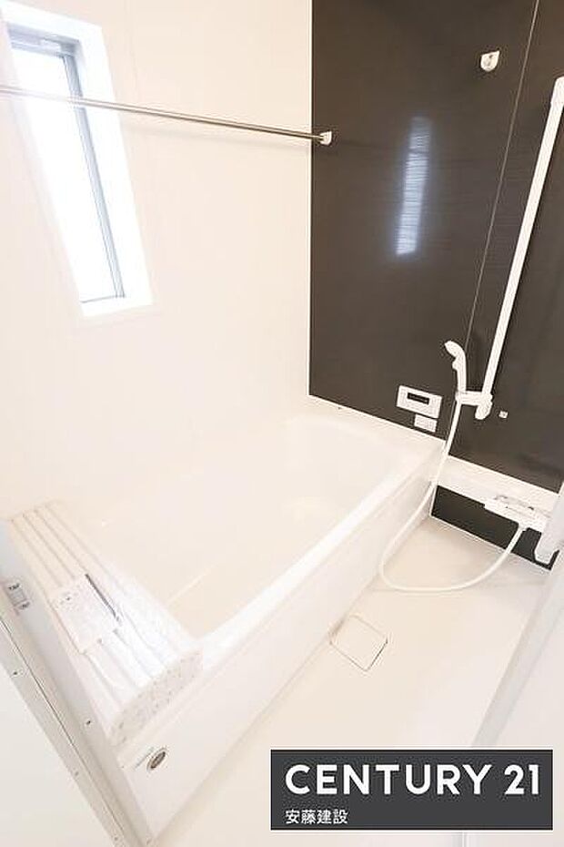 【　浴室　/　Bathroom　】ホテルのような上質なデザインのシステムバスホスクリーンが備わっており、雨の日でも部屋干し可能