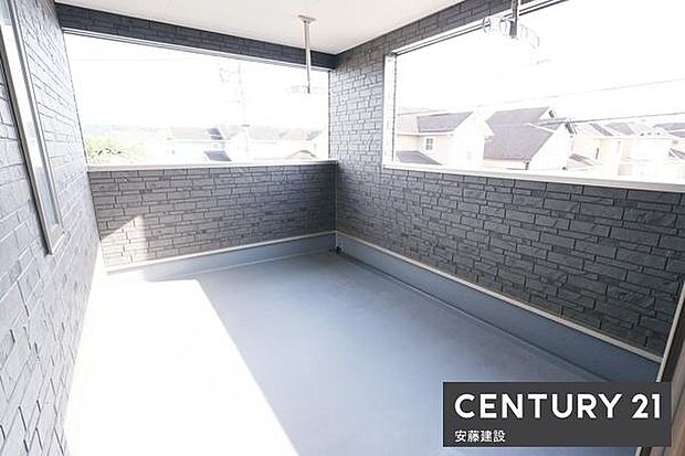 【　バルコニー　/　Balcony　】天候を気にせず洗濯ができる南向きインナーバルコニー！ワイドバルコニーのため洗濯物の量が多くても安心です