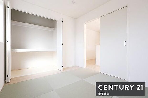 【　和室　/　5.2帖　】キッチン横に備わった収納完備の和室お子様の遊び場やリビング続きとしても最適なスペース