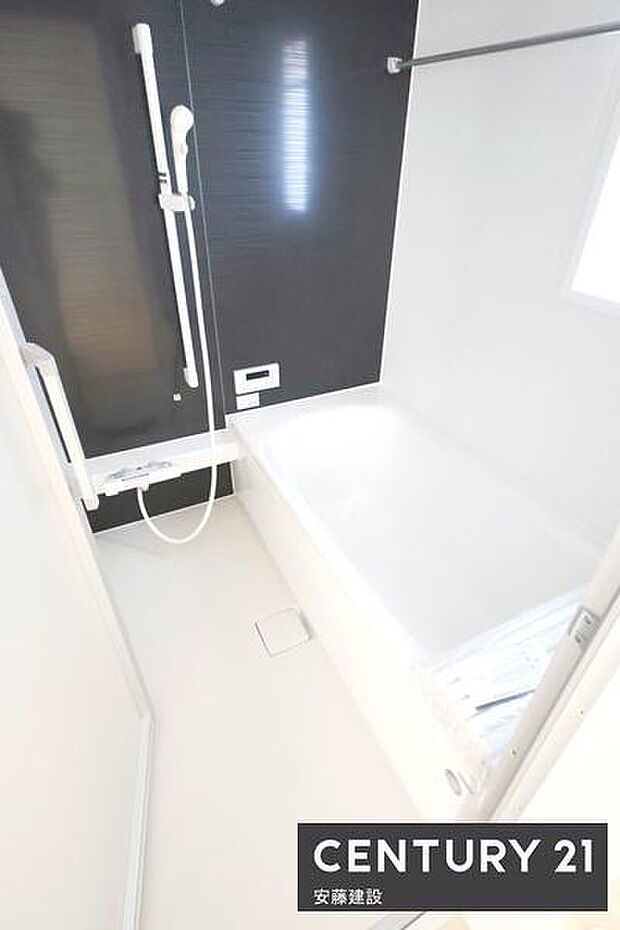 【 浴室 / Bathroom 】ブラックのアクセントパネルで優雅な空間を演出したシステムバスホスクリーンが備わっており、雨の日でも部屋干し可能