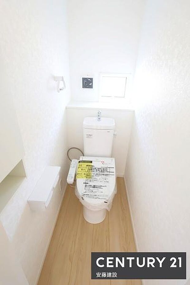 【 トイレ / toilet 】清潔的なウォッシュレット付きトイレトイレットペーパーや掃除用具をしまえる収納付き