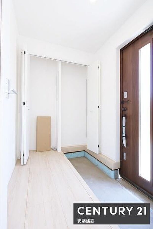 【 玄関 / entrance 】白を基調とした清潔感あふれる玄関。シューズボックス完備!玄関が常にスッキリでとして気持ち良い空間