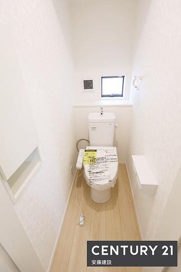 【 トイレ / toilet 】清潔的なウォッシュレット付きトイレトイレットペーパーや掃除用具をしまえる収納付き