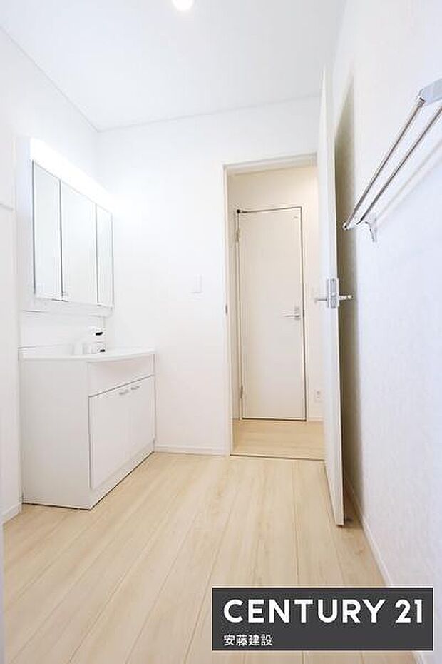 【 洗面所 / Washroom 】清潔感溢れる洗面所は、家族みんなが快適に使えるよう配慮された空間バタバタしがちな朝の時間も、ゆとりをもって過ごせます!