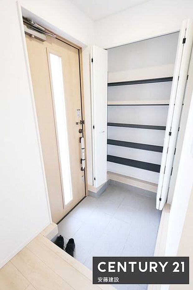 【　玄関　/　entrance　】住む人を毎日見送り迎え入れる、清潔感のある玄関散らかりがちな玄関もすっきり片付くシューズボックス完備！