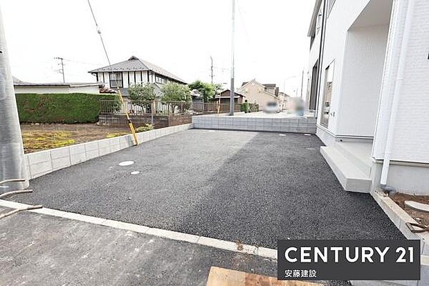 【　駐車場　/　parking　】並列2台可能な駐車スペースご夫婦それぞれのお車をお家横に停めることができます